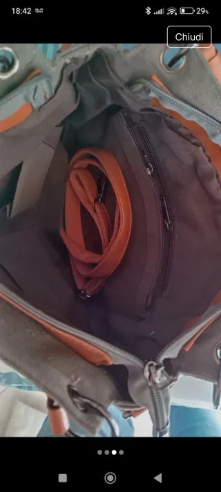 Borsa grigia e dettagli simil cuoio