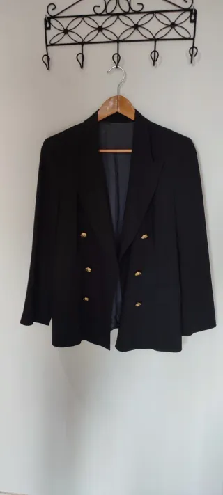 Blazer negro doble botonadura dorada