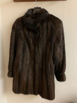 Abrigo de zorros marrón