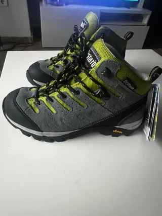 Botas de montaña Bestard grises y verdes