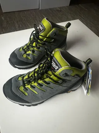Botas de montaña Bestard grises y verdes