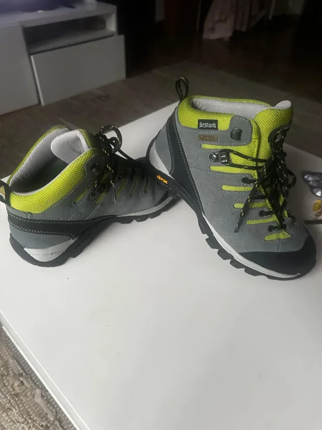 Botas de montaña Bestard grises y verdes