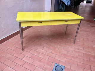 Tavolo vintage formica giallo anni 50