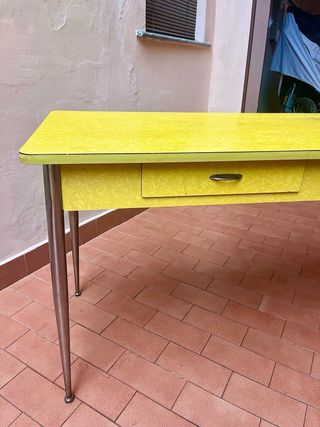 Tavolo vintage formica giallo anni 50