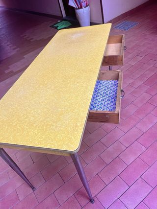Tavolo vintage formica giallo anni 50