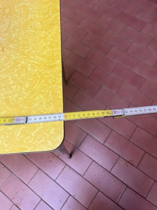 Tavolo vintage formica giallo anni 50