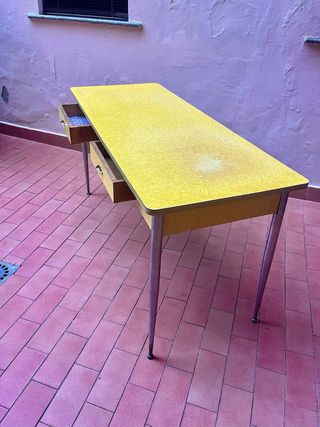 Tavolo vintage formica giallo anni 50