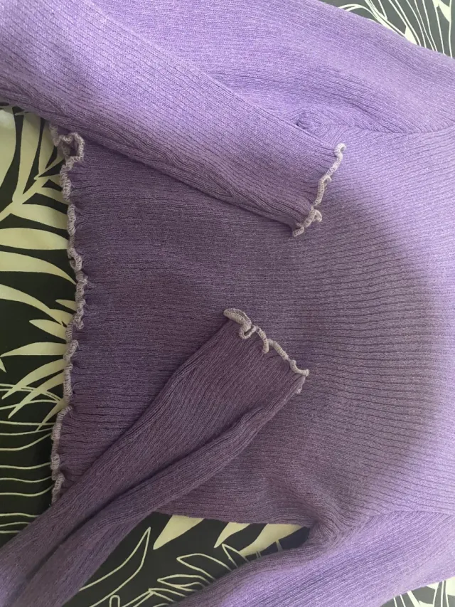 Jersey crop morado cuello y mangas fruncidas