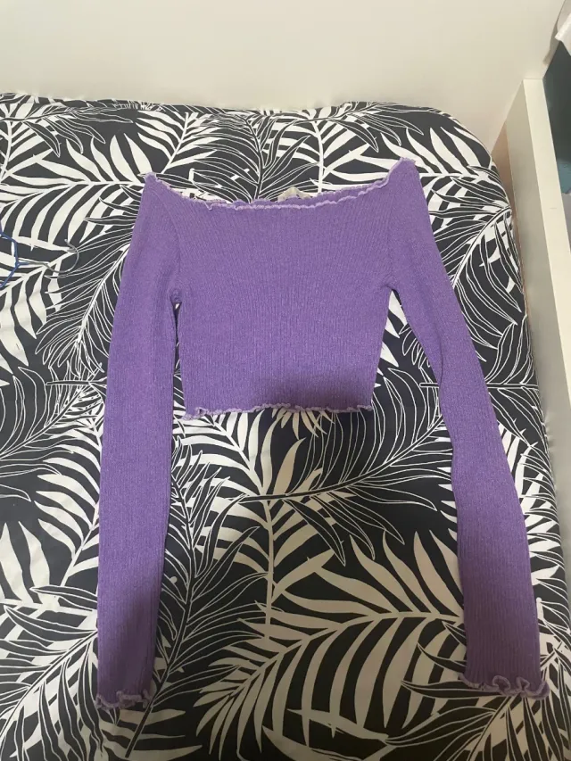 Jersey crop morado cuello y mangas fruncidas