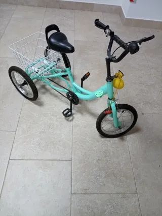Triciclo infantil color turquesa