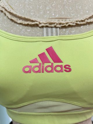 Top deportivo Adidas verde y rosa