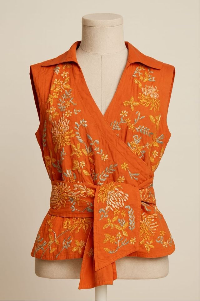 Camisa naranja bordada con fajín