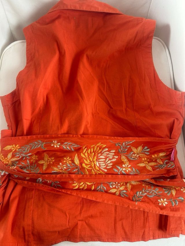 Camisa naranja bordada con fajín