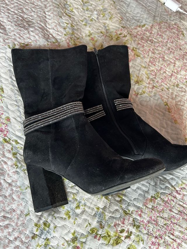 Botas elegantes negras con pedrería