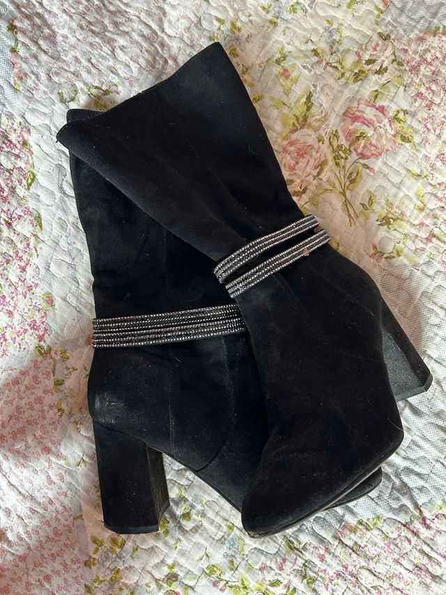 Botas elegantes negras con pedrería