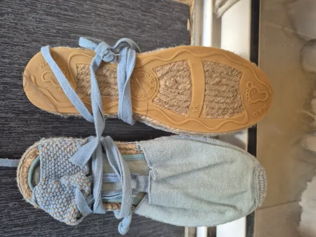 Zapatos de piel dorados