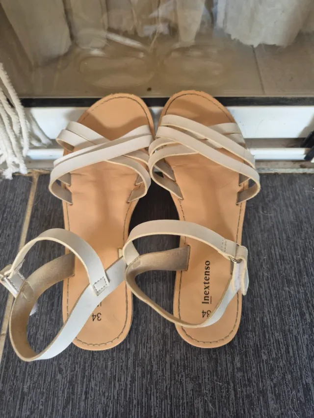 Zapatos de piel dorados