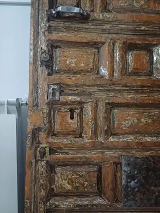 Puerta antigua de madera tallada
