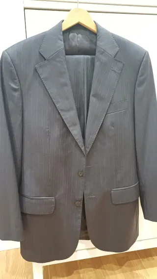Traje Chaqueta y Pantalón Gris oscuro Raya granate