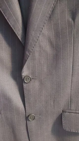 Traje Chaqueta y Pantalón Gris oscuro Raya granate