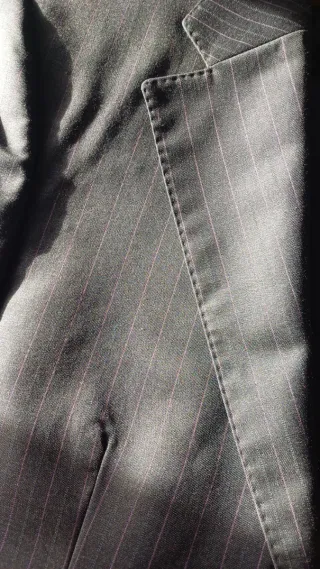 Traje Chaqueta y Pantalón Gris oscuro Raya granate