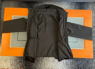 Chaqueta juvenil negra y gris