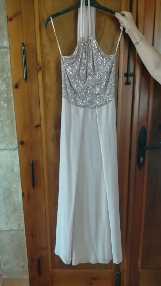 Vestido largo rosa con lentejuelas.