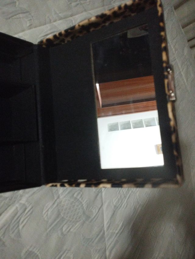 Joyero de piel con estampado animal