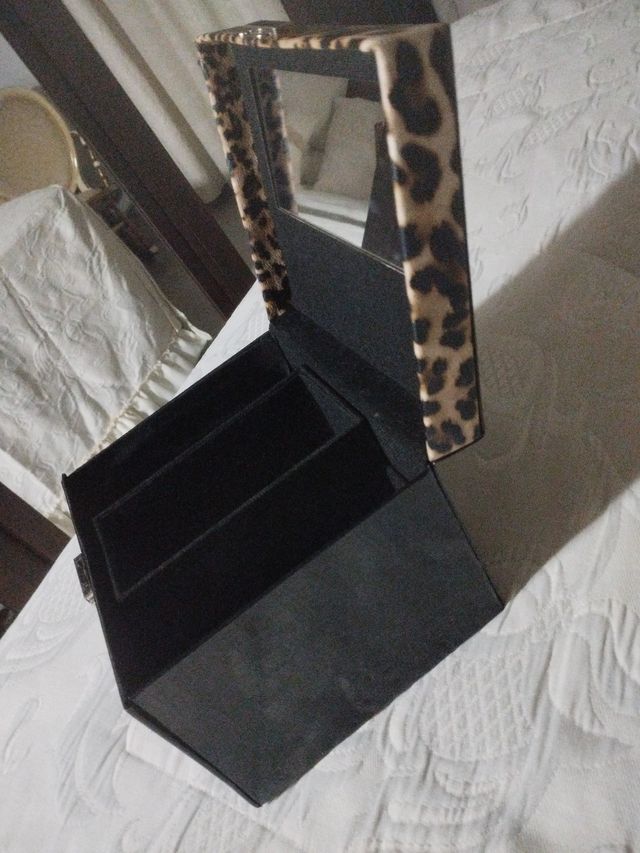 Joyero de piel con estampado animal