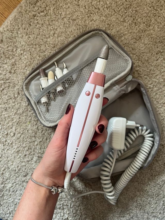 Lima eléctrica uñas rosa y blanca