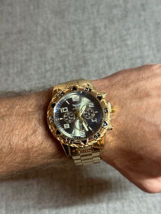 Reloj de pulsera dorado y negro