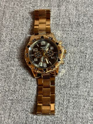 Reloj de pulsera dorado y negro