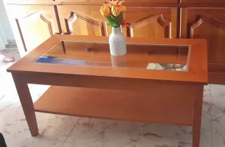 Mesa de centro, de madera y elevable.