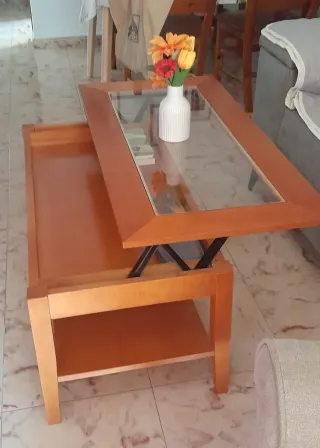 Mesa de centro, de madera y elevable.