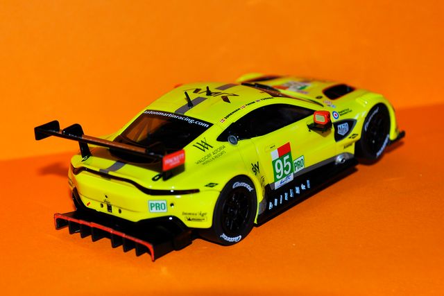 Coche Slot Carrera Evolution Aston Martin