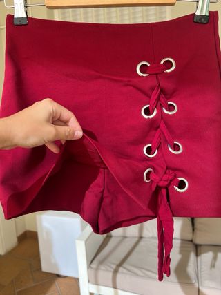 Falda pantalón corta burdeos Stradivarius