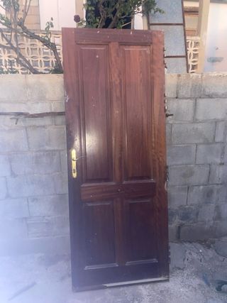 Puerta de madera maciza