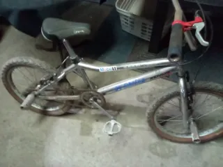 Bicicleta BMX plateada
