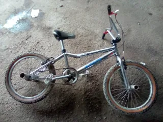 Bicicleta BMX plateada
