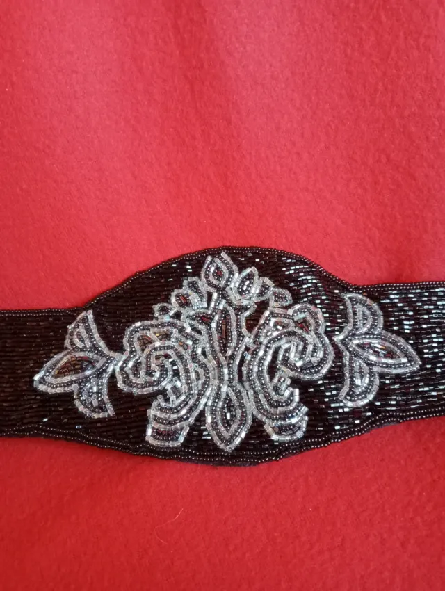 Cinturón negro con adornos plateados..Todo pedrerí