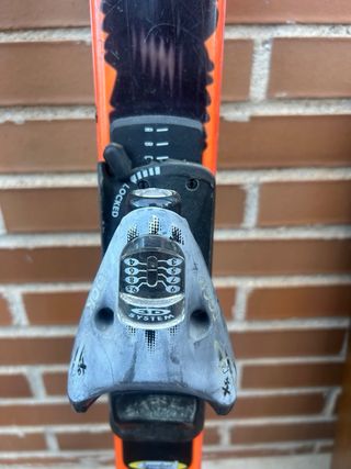 Esquís Atomic Naranja y Negro