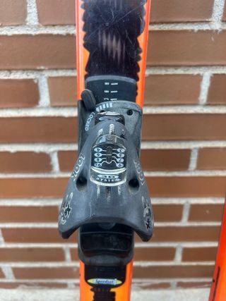 Esquís Atomic Naranja y Negro