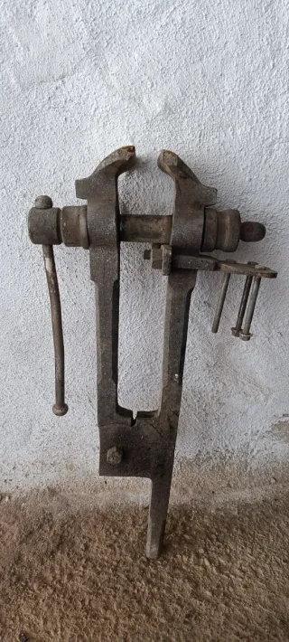 (ÚLTIMA OFERTA)Torno de banco herrero antiguo