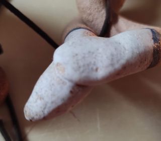 Móvil de figuras de cerámica artesanal