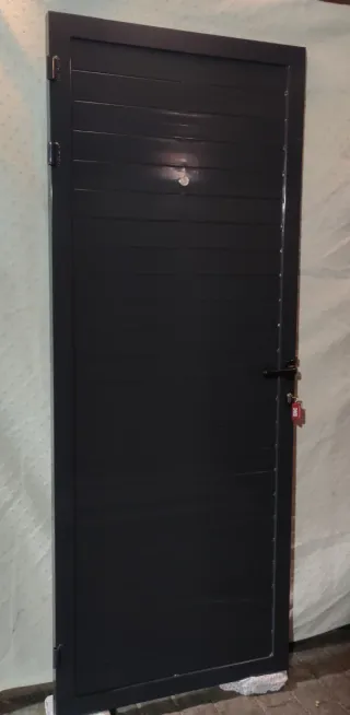 Puerta de acero acorazada