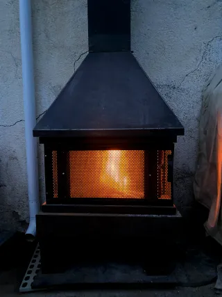 Chimenea de leña metálica con cristal