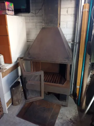 Chimenea de leña metálica con cristal