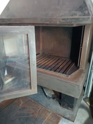 Chimenea de leña metálica con cristal