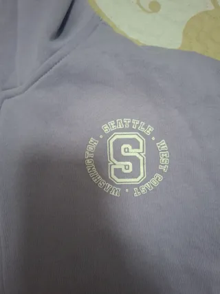 Chaqueta con cremallera y capucha morada