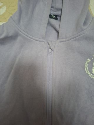 Chaqueta con cremallera y capucha morada
